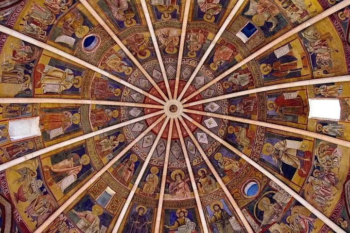 La cupola costolonata dipinta all'interno del Battistero di Parma