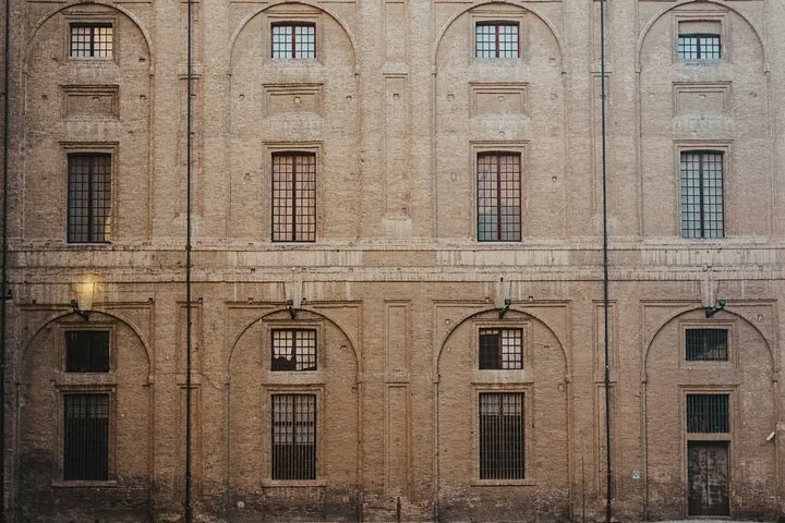 I muri in mattoni e le finestre ad arco del Palazzo della Pilotta