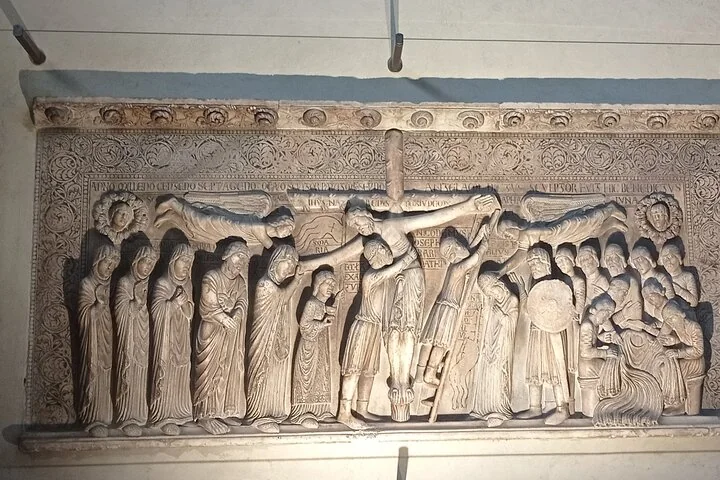 Il rilievo scolpito della Deposizione di Benedetto Antelami nella Cattedrale di Parma