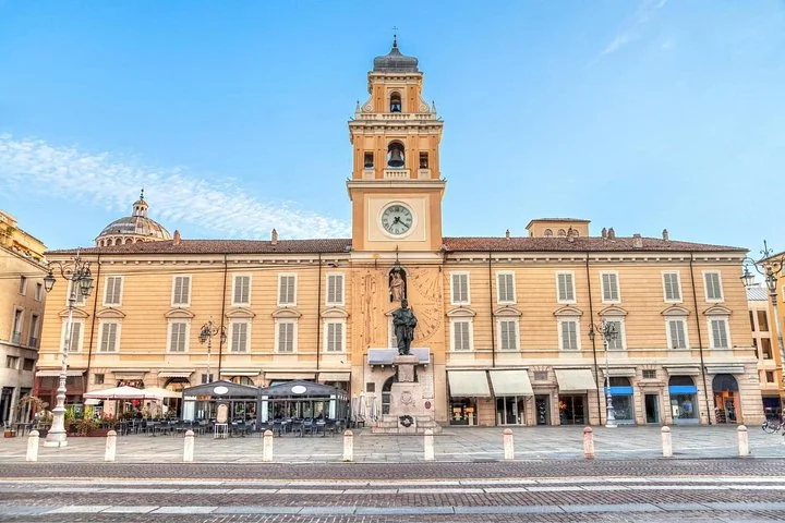 Piazza Garibaldi con il Palazzo del Governatore e la sua torre dell'orologio