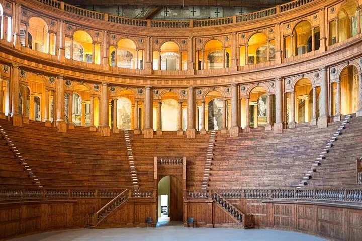 Le gradinate lignee e i loggiati del Teatro Farnese, in una luce calda