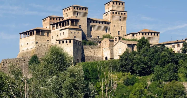 Il Castello di Torrechiara sulla sua collina sopra i vigneti a sud di Parma