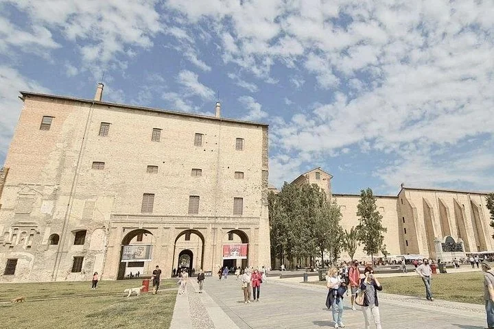 Il Palazzo della Pilotta visto dai prati di Piazzale della Pace